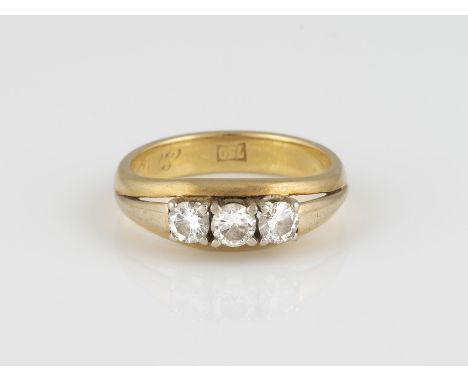 BRILLANT-RING Gelbgold. Ringmaß ca. 52, Ges.-Gew. ca. 5,1 g. Gest. 750, Reste einer persönlichen Gravur. Drei Brillanten, zus