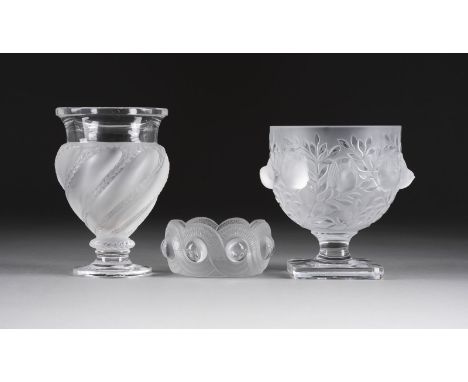 RENÉ LALIQUE1860 Ay/Champagne - 1945 ParisZWEI VASEN UND SCHÄLCHEN Frankreich, nach 1945 Farbloses Glas, teilweise mattiert. 