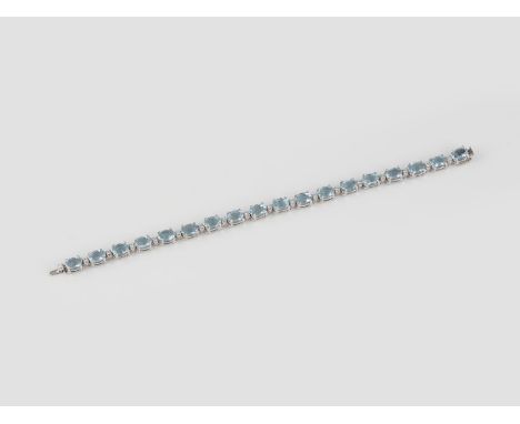 AQUAMARIN-ARMBAND MIT BRILLANTEN Weißgold. L. 17 cm, Ges.-Gew. ca. 18,5 g. Geprüft 14 K. 18 oval facettierte Aquamarine, zusa