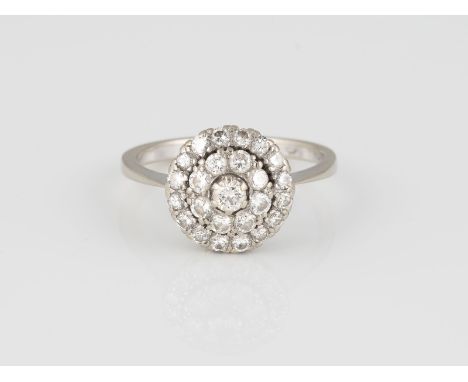 BRILLANT-RING Weißgold. Ringmaß ca. 59, Ges.-Gew. ca. 5,3 g. Geprüft 14 K, leicht verschlagene Marke für Österreich, Wien. 25