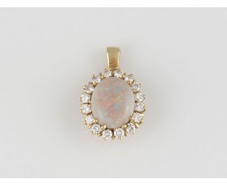 OPAL-ANHÄNGER MIT DIAMANTEN Gelbgold. 1,9 x 1,3 cm, Ges.-Gew. ca. 2,5 g. Gest. 585. Ein ovaler Opal-Cabochon, ca. 10,2 x 8,2 