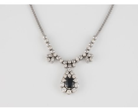 EDELSTEIN-COLLIER Weißgold. L. 45 cm, Ges.-Gew. ca. 23,7 g. Gest. 14 K. Ein oval facettierter Saphir, ca. 1,17 ct., 31 Diaman