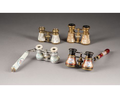VIER OPERNGLÄSER Ende 19. Jh./ um 1900 Metall, Stahl, Glas, Perlmutt, Email. Max. L. 10,5 cm. Teilw. bez. 'Rosenthal Prague -