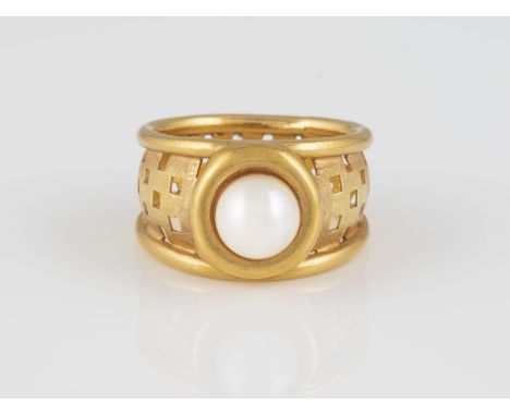 PERL-RING Gelbgold. Ringmaß ca. 56,5, Ges.-Gew. ca. 5,4 g. Geprüft 18 K. Eine Perle, D. ca. 7,5 mm. Minimal besch.