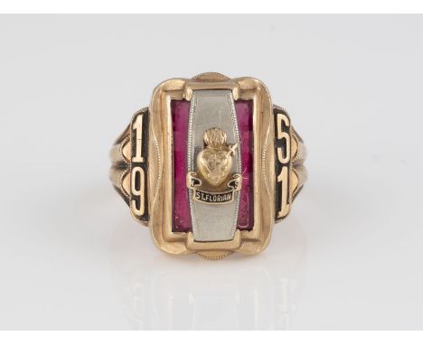 JAHRES-RING 'ST. FLORIAN - 1951' Gelbgold, Weißgold. Ringmaß ca. 53, Ges.-Gew. ca. 7,0 g. Gest. 10 K, wohl persönliche Gravur