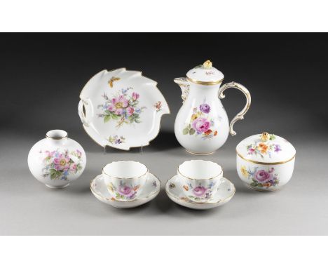 ACHTTEILIGES KAFFEESERVICE 'BLUMENMALEREI' Deutsch, Meissen, 20. Jh. Porzellan, polychrome Malerei, Goldstaffage. H. bis 20 c