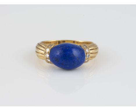 RING Gelbgold. Ringmaß ca. 60, Ges.-Gew. ca. 8,6 g. Gest. 750, Herstellersignet, wohl Victor Mayer, Pforzheim, Caratangabe de