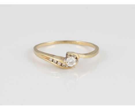 RING Gelbgold. Ringmaß ca. 59, Ges.-Gew. ca. 2,1 g. Gest. 14 K. Ein Brillant, ca. 0,10 ct., fünf kleine Brillanten, zusammen 