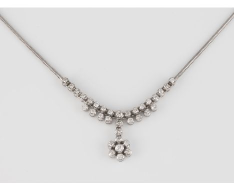 DIAMANT-COLLIER Weißgold. L. 43 cm, Ges.-Gew. ca. 14,1 g. Gest. 14 K. 34 Brillanten, zusammen ca. 0,7 ct. Part. leicht besch.