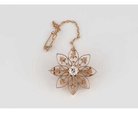 DIAMANT-BROSCHE Rotgold. D. 2,8 cm, Ges.-Gew. ca. 7,3 g. Geprüft 14 K. Ein Diamant im Altschliff, ca. 0,45 ct. Minimalste Tra
