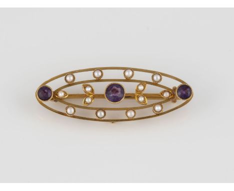 BROSCHE Gelbgold. L. 4 cm, Ges.-Gew. ca. 3,7 g. Geprüft 14 K. Drei rund facettierte Amethyste, zusammen ca. 0,48 ct., Saatper