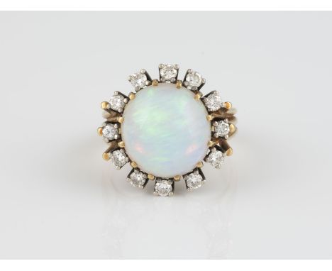 OPAL-RING Gelbgold, Weißgold. Ringmaß ca. 56,5, Ges.-Gew. ca. 10,2 g. Gest. 585, Herstellersignet. Ein Opal-Cabochon, ca. 14,