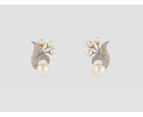 PAAR PERL-OHRCLIPS Weißgold. L. 1,8 cm, Ges.-Gew. ca. 4,0 g. Gest. 14 K. Perlen D. ca. 3,4 mm bis 6,6 mm. Schraubfunktion.