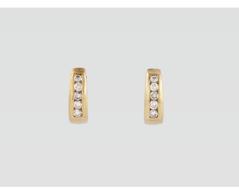 PAAR DIAMANT-OHRSTECKER Gelbgold. L. 1,5 cm, Ges.-Gew. ca. 3,7 g. Geprüft 14 K. Zusammen 10 Brillanten, zusammen ca. 0,40 ct.