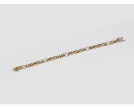 DIAMANT-ARMBAND Gelbgold, Weißgold. L. 18 cm, Ges.-Gew. ca. 17,4 g. Geprüft 18 K. 55 Diamanten, zusammen ca. 0,55 ct. Part. l