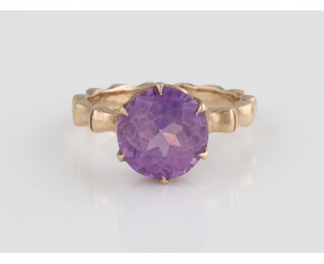 RING Gelbgold. Ringmaß ca. 56,5, Ges.-Gew. ca. 4,6 g. Gest. 18 K. Ein rund facettierter Stein, wohl synthetischer pinker Saph