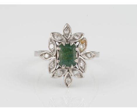 RING Weißgold. Ringmaß ca. 56,5, Ges.-Gew. ca. 4,8 g. Geprüft 14 K. Ein Smaragd, ca. 0,82 ct., 12 Brillanten, zusammen ca. 0,