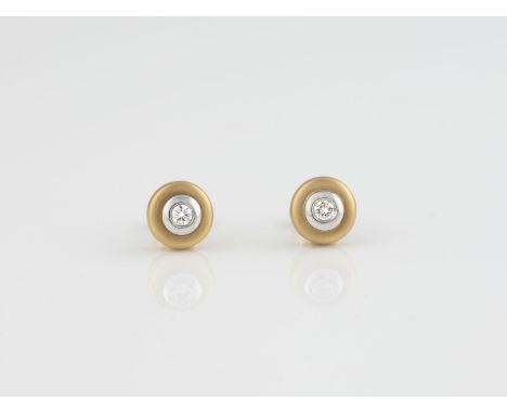 PAAR BRILLANT-OHRSTECKER Gelbgold, Weißgold. Kopf D. 0,8 cm, Ges.-Gew. ca. 3,9 g. Geprüft 18 K. Jeweils ein Brillant, zus. ca