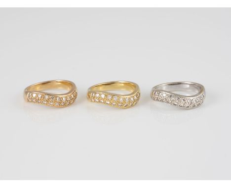 DREI RINGE Gelbgold, Rotgold, Weißgold (Gelbgold durchscheinend). Ringmaße ca. 54, Ges.-Gew. zus. ca. 16,1 g. Alle gest. 750,