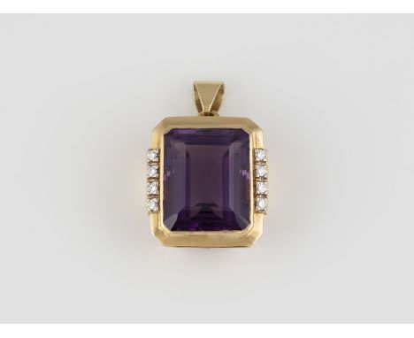 ANHÄNGER Gelbgold. 3,7 x 2,5 cm, Ges.-Gew. ca. 20,4 g. Rahmung geprüft 18 K. Ein Amethyst, ca. 30,0 ct., acht Brillanten, zus