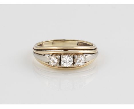 BRILLANT-RING Gelbgold, Weißgold. Ringmaß ca. 56, Ges.-Gew. ca. 3,7 g. Geprüft 14 K. Drei Brillanten, zusammen ca. 0,45 ct.