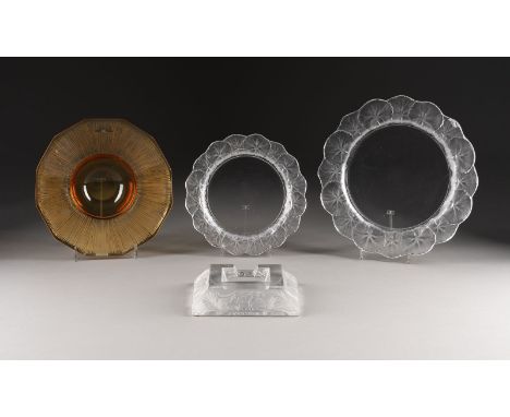 RENÉ LALIQUE1860 Ay/Champagne - 1945 ParisVIER GLASOBJEKTE Frankreich, nach 1945 Farbloses bzw. gelbes Glas, teilweise satini
