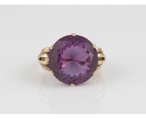RING Gelbgold. Ringmaß ca. 55, Ges.-Gew. ca. 9,9 g. Gest. 14 K. Ein rund facettierter, lilafarbener Farbstein, ca. 17,1 x 8,3