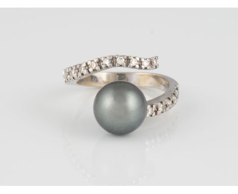 PERL-RING MIT BRILLANTEN Weißgold, Gelbgold part. minimal durchscheinend. Ringmaß ca. 55, Ges.-Gew. ca. 7,3 g. Geprüft 18 K. 