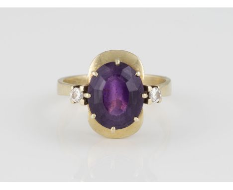 RING Gelbgold. Ringmaß ca. 59, Ges.-Gew. ca. 5,6 g. Gest. 585, Herstellersignet. Ein Amethyst, ca. 4,20 ct., zwei Brillanten,