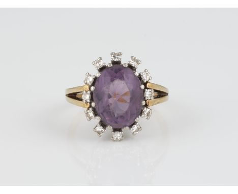 RING Gelbgold, Weißgold. Ringmaß ca. 57, Ges.-Gew. ca. 6,5 g. Gest. 585, Herstellersignet (undeutlich). Ein oval facettierter
