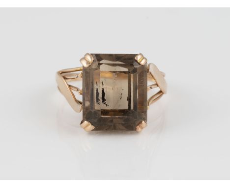 RING Roségold. Ringmaß ca. 60, Ges.-Gew. ca. 5,0 g. Geprüft 14 K. Ein Quartz, ca. 11,0 ct. Besch.
