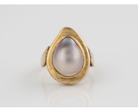 RING Gelbgold. Ringmaß va. 60, Ges.-Gew. ca. 10,8 g. Gest. 585, Herstellersignet. Eine birnenförmige Kunstperle. Schienengröß