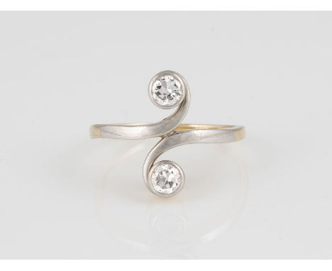 DIAMANT-RING Gelbgold, Weißgold. Ringmaß ca. 57, Ges.-Gew. ca. 3,4 g. Geprüft 14 K. Zwei Diamanten im Altschliff, zusammen ca