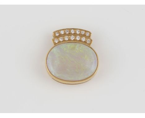 OPAL-ANHÄNGER Gelbgold. 2,1 x 2,0 cm, Ges.-Gew. ca. 6,9 g. Gest. 750. Ein ovaler Opal, ca. 19,2 x 14,6 x 4,5 mm, innen rissig