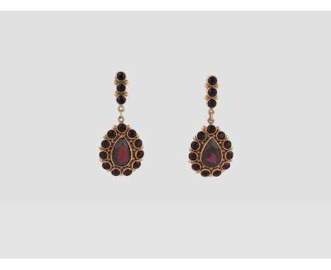 PAAR OHRSTECKER Roségold. L. 3,5 cm, Ges.-Gew. ca. 5,7 g. Geprüft 14 K. Granatbesatz.