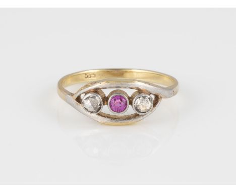 RING Gelbgold, Weißgold. Ringmaß ca. 50, Ges.-Gew. ca. 1,9 g. Gest. 585. Zwei Diamantrosen, ein rund facettierter Rubin. Besc