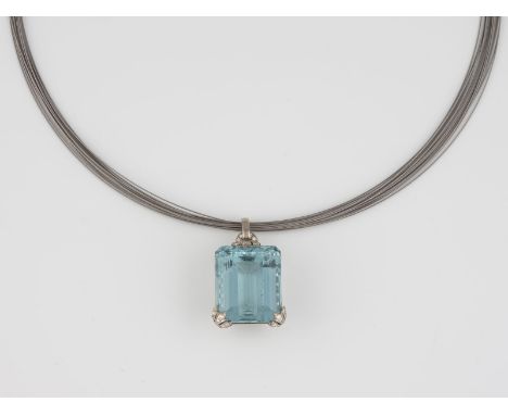 AQUAMARIN-ANHÄNGER MIT KETTE Weißgold, Kette Weißgold und Stahl. Anhänger 3,0 x 1,8 cm, Ges.-Gew. ca. 11,8 g. Geprüft 18 K. E