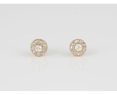 PAAR DIAMANT-OHRSTECKER Gelbgold. Kopf D. 0,7 cm, Ges.-Gew. ca. 2,7 g. Geprüft 14 K. Zusammen besetzt mit 20 Diamanten im Alt