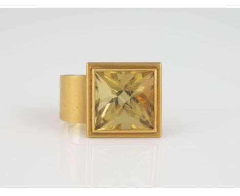 RING Gelbgold. Ringmaß ca. 61, Ges.-Gew. ca. 48,1 g. Gest. 900, Herstellersignet. Ein Quarzstein, ca. 21,0 x 21,0 x 18,1 mm, 