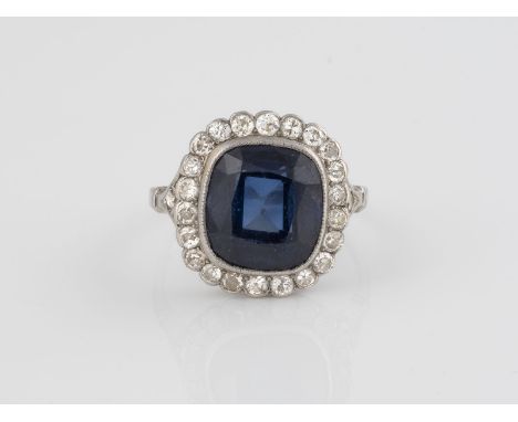 EDELSTEIN-RING Weißgold, wohl Platin. Ringmaß ca. 60, Ges.-Gew. ca. 7,8 g. Schiene geprüft 18 K. Ein Saphir, wohl synth., ca.
