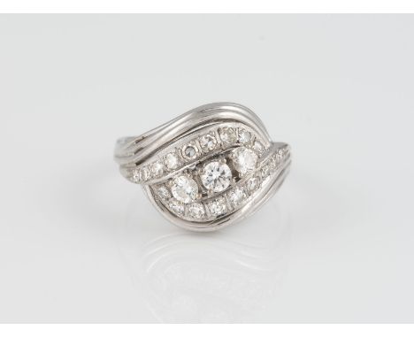 DIAMANT-RING Weißgold. Ringmaß ca. 55,5, Ges.-Gew. ca. 5,9 g. Gest. 585, Herstellersignet. Drei Brillanten, zusammen ca. 0,35