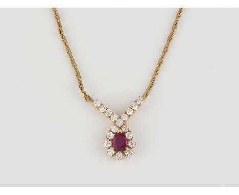 EDELSTEIN-COLLIER Gelbgold. L. ca. 40,5 cm, Ges.-Gew. ca. 10,2 g. Geprüft 18 K. Ein tropfenförmig facettierter Rubin, ca. 0,2