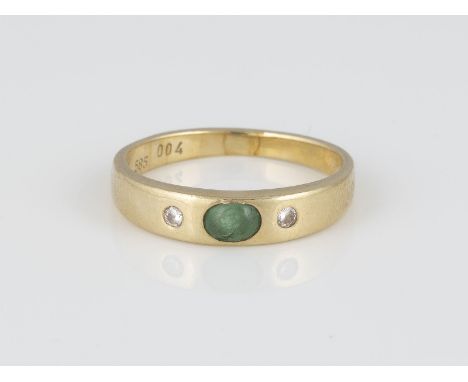 RING Gelbgold. Ringmaß ca. 47, Ges.-Gew. ca. 2,1 g. Gest. 585, Caratangabe der Diamanten gemarkt. Zwei Diamanten, zusammen 0,