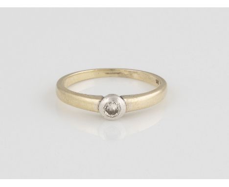 BRILLANT-RING Gelbgold, Weißgold. Ringmaß ca. 48, Ges.-Gew. ca. 1,9 g. Gest. 585. Ein Brillant, ca. 0,05 ct.