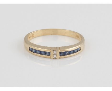 RING Gelbgold. Ringmaß ca. 55, Ges.-Gew. ca. 2,4 g. Gest. 585, Herstellersignet. 10 rechteckig facettierte Saphire, zwei klei