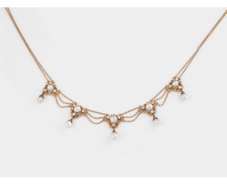 COLLIER Rotgold. L. 42 cm, Ges.-Gew. ca. 24,6 g. Geprüft 14 K. Fünf Perlen, D. ca. 6,3 mm, fünf Perlen, ca. 7,9 x 5,5 mm, 15 