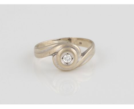 DIAMANT-RING Gelbgold, Weißgold. Ringmaß ca. 50, Ges.-Gew. ca. 3,0 g. Geprüft 18 K. Ein Brillant, ca. 0,05 ct. Schiene stark 