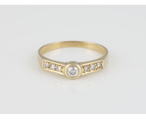 RING Gelbgold. Ringmaß ca. 60, Ges.-Gew. ca. 2,7 g. Geprüft 14 K. Ein Brillant, ca. 0,10 ct., sechs Brillanten, zusammen ca. 