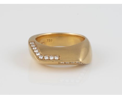 BRILLANT-RING Gelbgold. Ringmaß ca. 53,5, Ges.-Gew. ca. 18,0 g. Gest. 750, Herstellersignet. 18 Brillanten, zusammen ca. 0,18