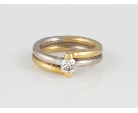 BRILLANT-RING Gelbgold, Weißgold. Ringmaß ca. 53,5, Ges.-Gew. ca. 11,1 g. Gest. 750. Ein Brillant, D. ca. 5,07 mm, Höhe nicht
